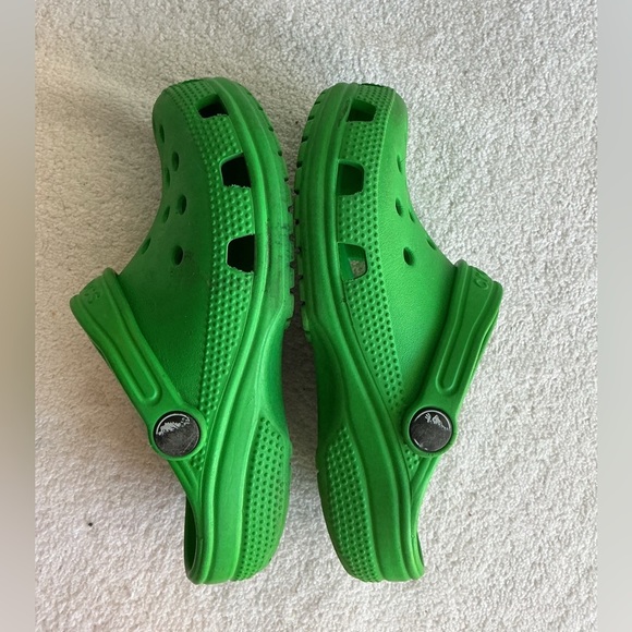 CROCS Kids Vibrant Green Slippers - Picture 10 of 10